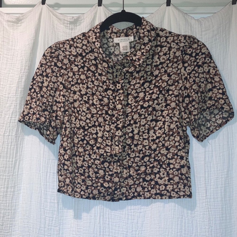 Kirious Button up crop top floral black and beige print.  Super cute!  Size  L